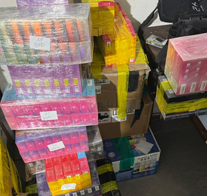 Após prisão de motociclista, PM confisca mais de 5 mil cigarros eletrônicos em loja de Cuiabá