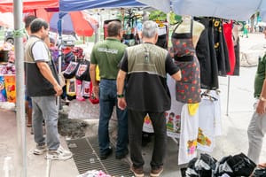 Operação apreende mercadorias de ambulantes irregulares no Centro
