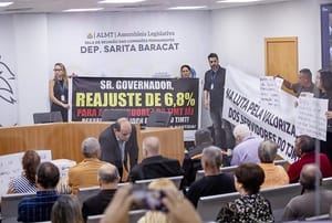 Após Justiça barrar greve, servidores do Poder Judiciário protestam na Assembleia