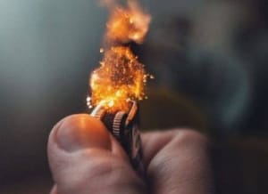 Mulher tem 40% do corpo queimado pelo marido durante briga e fica em estado grave