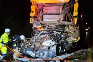 Passageiro de caminhonete morre e motorista fica ferido após acidente com carretas