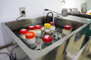 Distribuição de leite humano a prematuros internados foi de 2,1 mil litros em MT em 2025