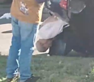 Carro de funerária capota na Avenida Fernando Corrêa e corpo é exposto em Cuiabá