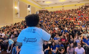 Estudantes com notas acima de 960 na redação do Enem podem concorrer a R$ 5 mil