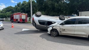 Colisão entre carros termina em capotamento e deixa mulher ferida em Várzea Grande; vídeo