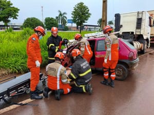 Motorista fica preso nas ferragens em colisão entre Chevrolet Corsa e caminhão
