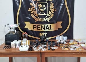 Polícia Penal confisca celulares, uísque e mortadela que seriam levados por drones a presos