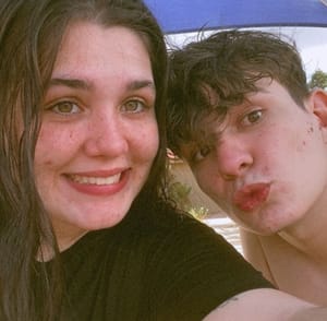 Jovens de 20 anos encontrados mortos em quitinete estavam casados há 40 dias em MT