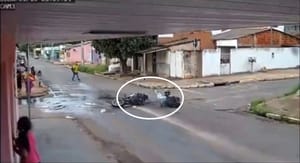 Vídeos mostram motociclistas caindo em buraco no cruzamento de avenida