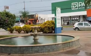 Homem é encontrado morto dentro de chafariz em praça pública em cidade do agro; vídeo