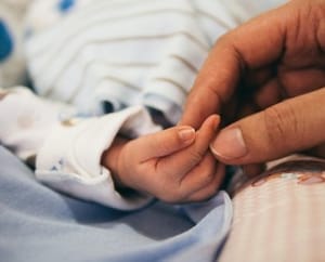 Bebê de um mês é encontrada morta pela mãe horas após ser alimentada