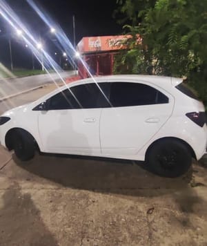 Bandidos invadem residência de madrugada, fazem vítima refém e levam carro e moto