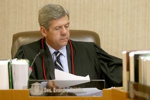 Justiça condena desembargador aposentando por agredir e ameaçar a ex-esposa em Cuiabá