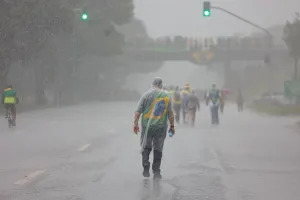 Raio atinge ato liderado por deputado e 33 pessoas são levadas ao hospital; veja vídeo