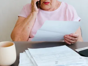 Justiça condena banco por descontos irregulares em aposentadoria de idosa em MT