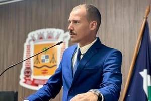 Vereador Lucas Chapéu do Sol reassume mandato na Câmara de Várzea Grande