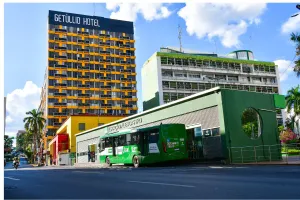 Ônibus da linha 605 pega fogo na Estação Alencastro e assusta passageiros; vídeos