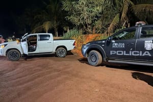 Ocupantes de caminhonete furam blitz, abrem fogo contra PMs e fogem em Cuiabá