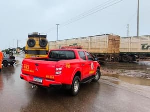 Motorista fica preso às ferragens em colisão entre dois caminhões na BR-163